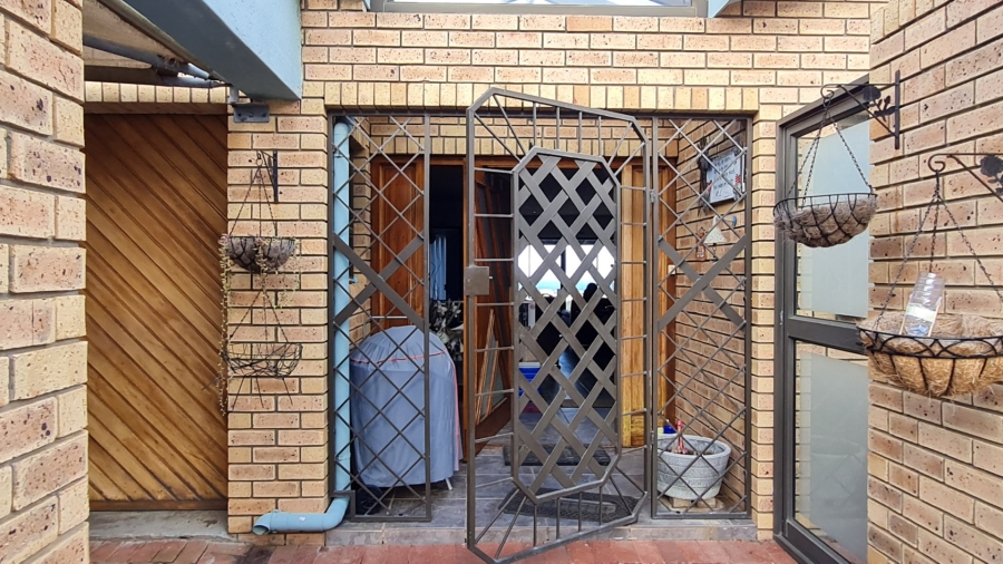 3 Bedroom Property for Sale in Hartenbos Heuwels Western Cape